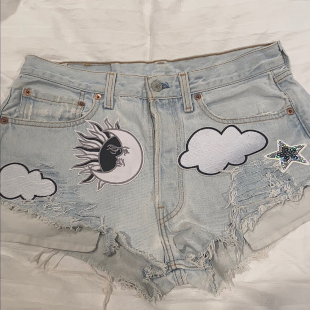 LEVI CUT OFF SHORTS WITH PATCHES